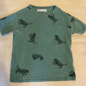 Black tiger graphic tee